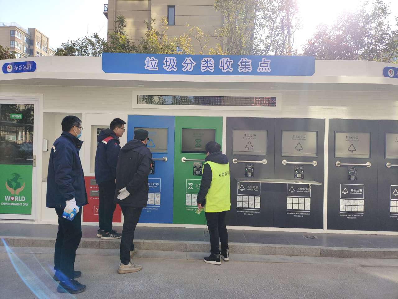 1678238770110857.jpg 貓先生垃圾分類(lèi)回收機(jī)器 智能垃圾房 智能分類(lèi)垃圾房 垃圾分類(lèi)房.jpg